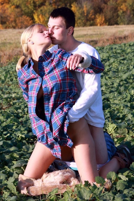 Blonde girl and her boyfriend have sex in a crop field away from prying eyes 34531914