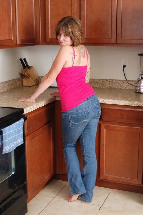 Plump solo girl removes her jeans on hr way to posing nude on kitchen floor 36162481