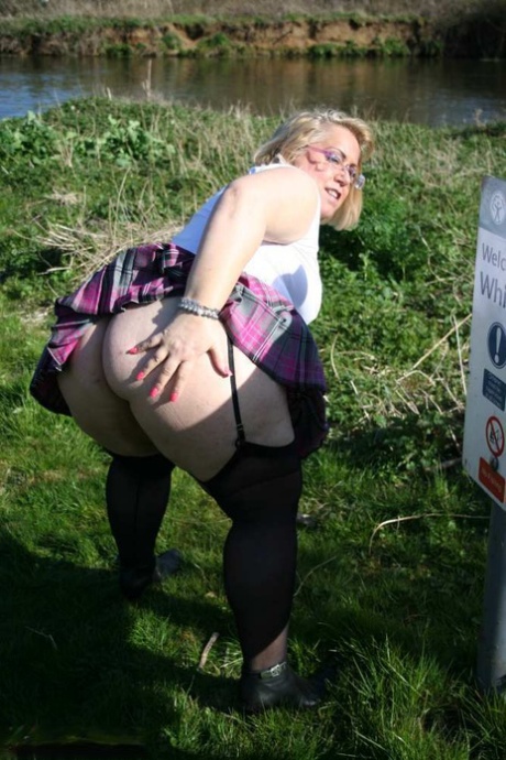 Fat amateur Lexie Vummings wears an anal plug during upskirt action by a river 53347970