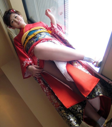 Japanese teen doffs traditional clothing before a facial cumshot and showering 99595830