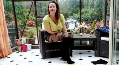 Older British woman Eve Jayne unveils her big saggy boobs in a solarium 53933523