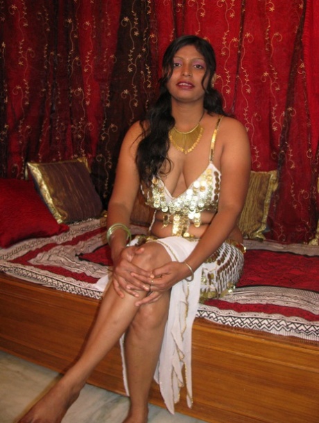 Indian MILF spreads her tight pink pussy during solo action