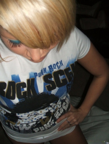 Sexy blonde lifts up her T-shirt to show her belly piercing and bra 23813383