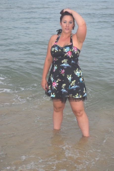 Amateur solo girl exposes herself while changing her attire at the beach 31253370
