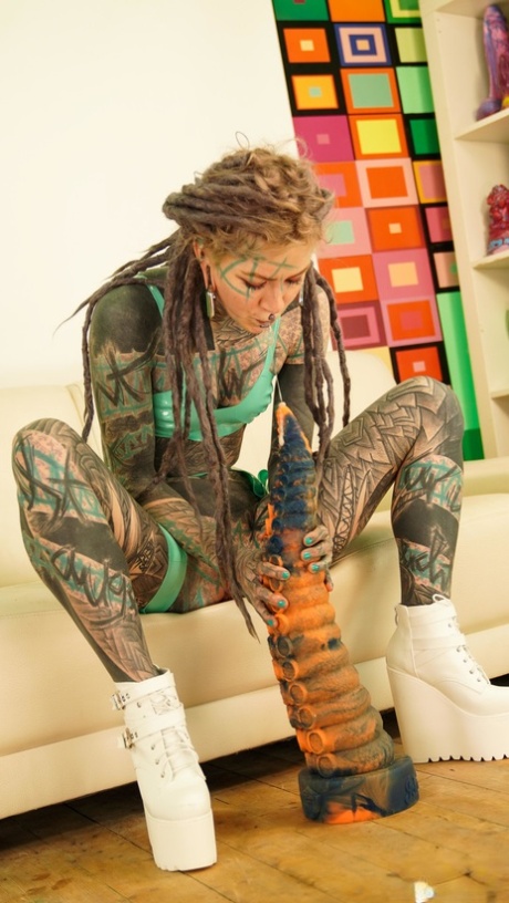 Body modifier Anuskatzz sticks a big dildo into her anal cavity 87122494
