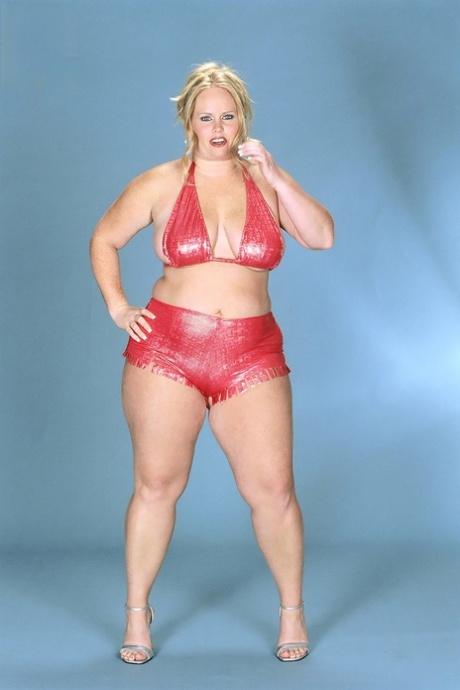 Blonde BBW Kaitlin Klien licks a nipple after removing swimsuit 31590486