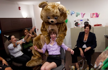 Bear stripper has his cock nicely sucked by non nude office ladies 92558334