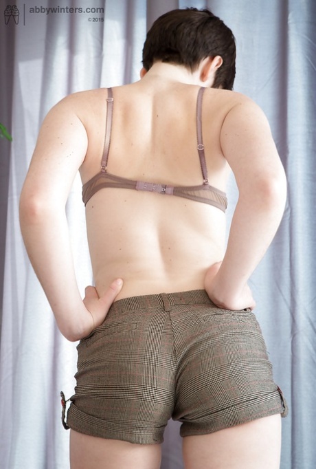Short haired amateur brunette Nina Q bending over and spreading 24428405