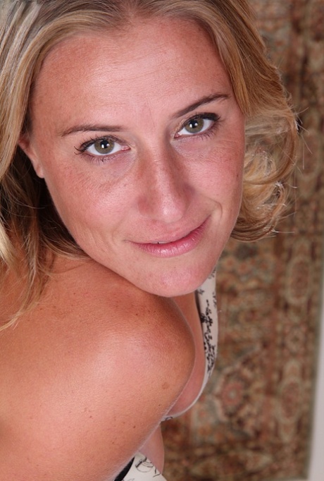 Over 30 MILF Sky poses in nude for this homemade amateur set 64671179