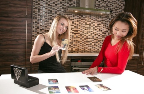 Young amateurs Alina Li and Carmen Callaway share close up tongue kiss 10309477