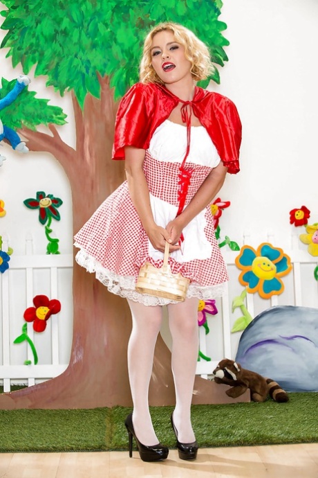 Gorgeous blondie Krissy Lynn gets rid of her cosplay outfit and lingerie 23706055